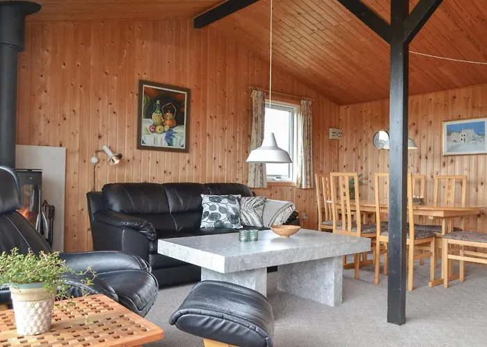 2 Bedroom Cozy In Hvide Sande Holiday home Bjerregard